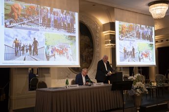 Der CEO der Swissgas, Ruedi Rohrbach, informiert die Aktionäre am Rednerpult über die aktuelle Gaslageage 