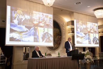 Der Swissgas Präsident André Dosé am Rednerpult an der GV 2022 im Hotel Bellevue in Bern