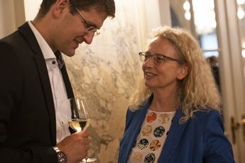 Frau Daniela Decurtins Direktorin beim VSG im Gespräch mit einem Aktionärsvertreter nach der GV 2022
